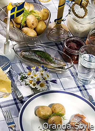Buffet de pescado y patatas sueco a mediados del verano