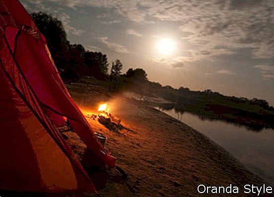 Zelt und Lagerfeuer in der Nacht