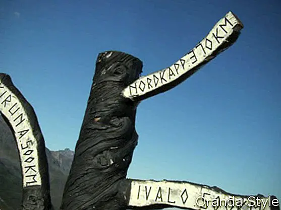 cartel de madera en noruega nordkapp kiruna ivalo
