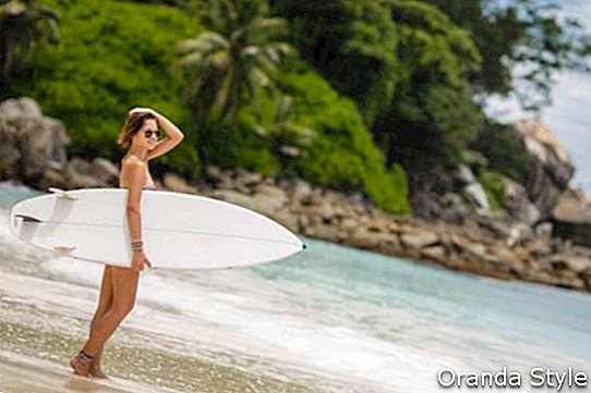 Surf donna sulla spiaggia
