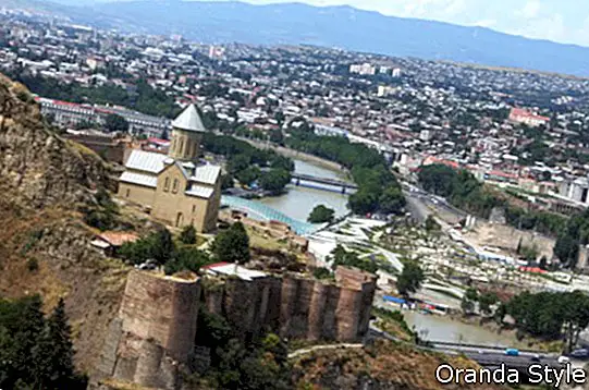 Stredoveký hrad mesta Narikala a Tbilisi