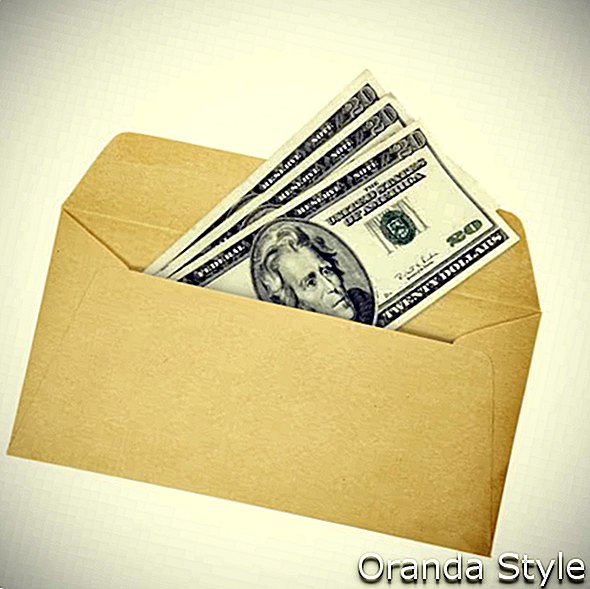 Ein Stapel von US-Dollar Zwanziger Währung Rechnungen in einem offenen braunen Umschlag