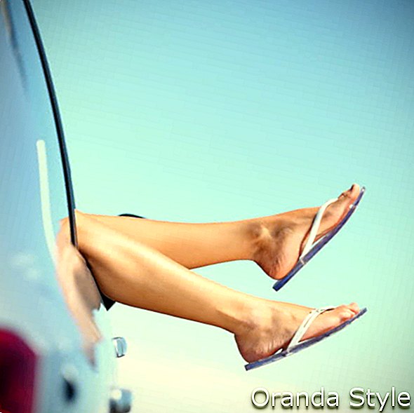 weibliche Beine durch Autofenster